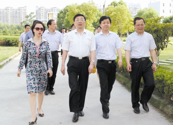 領導蒞臨小區檢查、指導工作